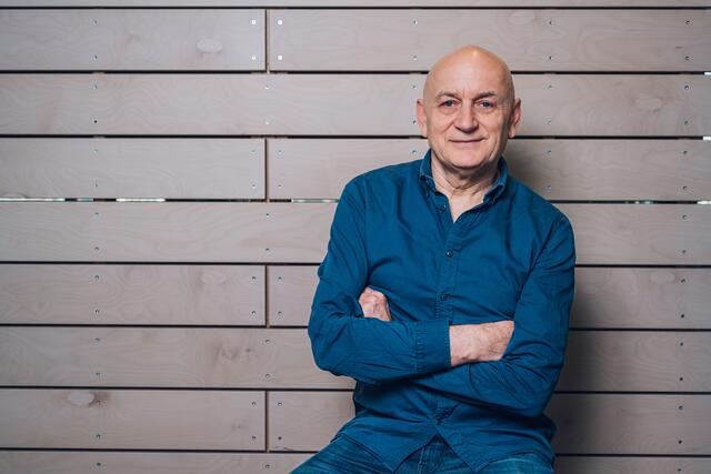 Reinhard Herok, Lektor und wissenschaftlicher Mitarbeiter am Campus Wieselburg der FH Wr. Neustadt nimmt als Jury-Mitglied die Finalistinnen und Finalisten genau unter die Lupe. | Foto: Niklas Schnaubelt