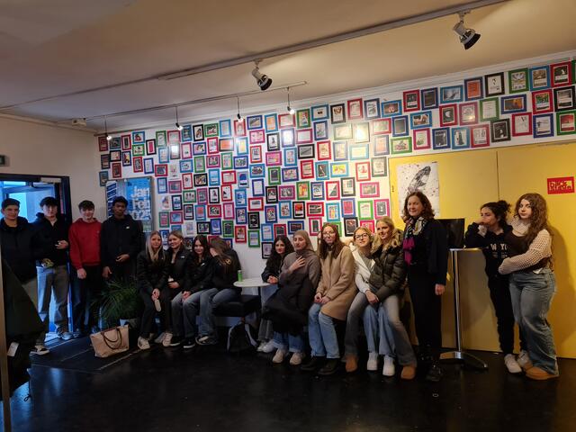 Schülerinnen und Schüler der 2AK  im Foyer vom Theaterzentrum Deutschlandsberg | Foto: HAK Deutschlandsberg