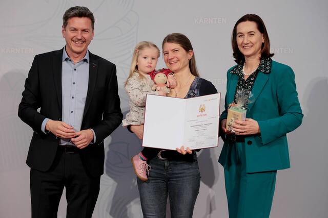 Daniel Fellner, Absolventin Elisabeth Ruschnig, Gerhild Hubmann | Foto: LPD Kärnten/Wajand