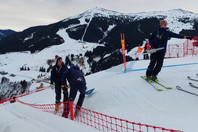 11.02.2025. Alpine Skiweltmeisterschaft, Saalbach2025, Ski-WM2025 in Saalbach-Hinterglemm, im Bild: Das "Rutschkommando" mit Florian Ripperbereiten (3.v.l.) die Rennstrecke vor. | Foto: Land Salzburg / Alexander Paier