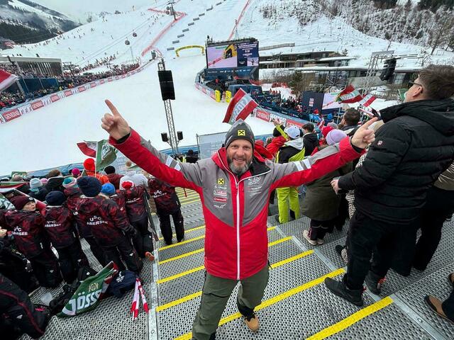 Josef Weissenbacher vom Salzburger Landesskiverband. Dahinter junge Sportler des USC Abersee aus dem Salzkammergut.  | Foto: Martin Schöndorfer