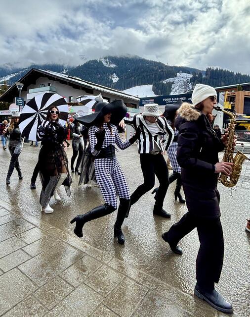 Diese Gruppe aus Musikern und Tänzern zog durch die Fanmeile und sorgte bei den Fans zeitgleich für Verwunderung und gute Laune. | Foto: Sarah Braun