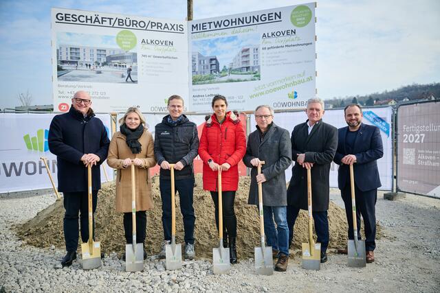 Wolfgang Steiger (GWG), Landesabgeordnete Astrid Zehetmayr (ÖVP), Jürgen Harich (OÖ Wohnbau), Bürgermeisterin Monika Weberberger-Rainer, Landesabgeordneter Wolfgang Klinger (FPÖ), Nikolaus Stadler (GWG), Vizbürgermeister Michael Eder. | Foto: OÖ Wohnbau/Peter Mayr
