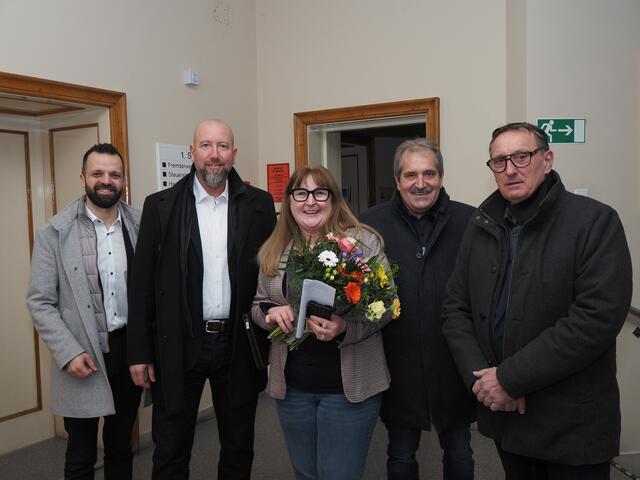 Blumen gab's von der FPÖ Neunkirchen für ÖVP-Bürgermeisterin Klaudia Osztovics. | Foto: Santrucek