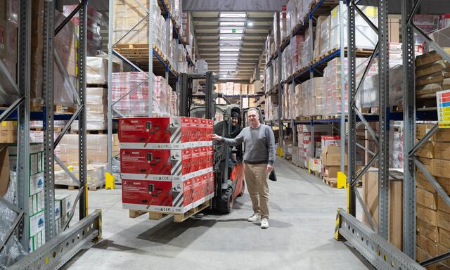 Firmenchef Daniel Schörgenhuber (vorne) und Günther Feilmayr, Leiter der  Logistikzentrale und Werkstätte der Firma Holzmann am Standort in Haslach. Von hier aus werden die Maschinen weltweit vertrieben.  | Foto: Firma Holzmann