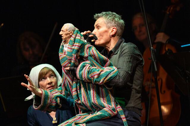 Puppenspiel mit Dorothee Carls und Annika Pilstl. | Foto: Oliver Erenyi