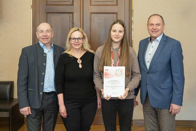 Max Hiegelsberger (ÖVP), Christine Plakolm und Josef Rathgeb (ÖVP) bei der Übergabe des Zertifikats an eine Schülerin des ABZ Lambachs. | Foto: Land OÖ