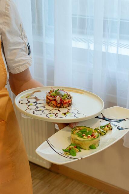 Linsensalat mit Karotten und Stangensellerie (Teller oben) sowie Ziegenfrischkäse-Törtchen mit Avocado-Mango-Salat (Teller unten) | Foto: Julia Liedl