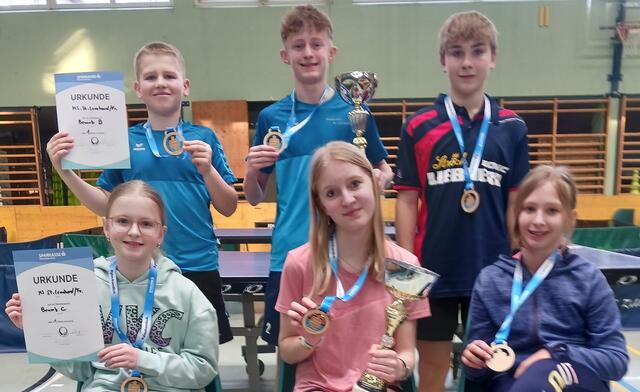 Die erfolgreichen Tischtennisspieler der Mittelschule St. Leonhard bei Freistadt: Michael Petz, Simon Messerer und Simon Lesterl (hinten von links) sowie Marlene Hahn, Anja Preining und Emily Scheuchenpflug (vorne von links). | Foto: MS St. Leonhard