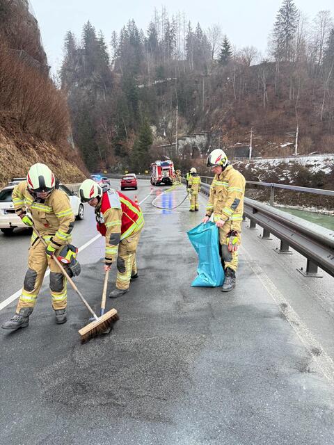 Die Feuerwehr Schwarzach regelte den Verkehr und beseitigte die ausgelaufenen Betriebsmittel. | Foto: Freiwillige Feuerwehr Schwarzach
