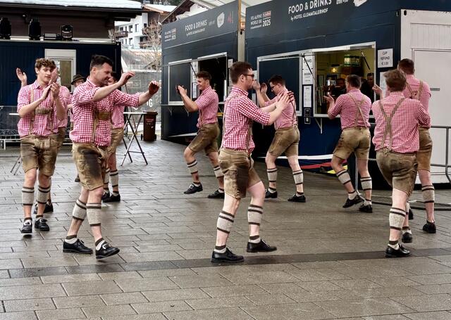 Die heimischen Schuhplattler zeigten bei der Centerstage bereits am Vormittag, was es heißt, Tradition zu leben. | Foto: Sarah Braun