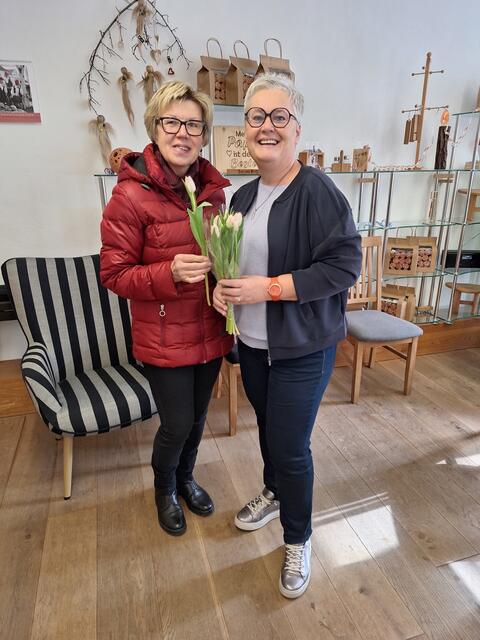 Vizebürgermeisterin Anneliese Bräuer (re im Bild) war ebenfalls mit duftenden Tulpen unterwegs! | Foto: Marktgemeinde Oberneukirchen, privat