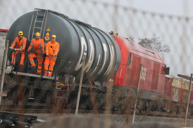 Abtransport der Styrol-Waggons aus Wels: Die Mannschaft der ÖBB leistete ganze Arbeit. | Foto: laumat.at