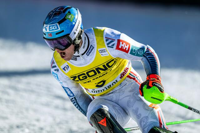 Timon Haugan holt sich die Halbzeitführung im WM-Riesnentorlauf vor den Schweizern Loic Meillard und Marco Odermatt. | Foto: Joerg Mitter / Red Bull Content Pool