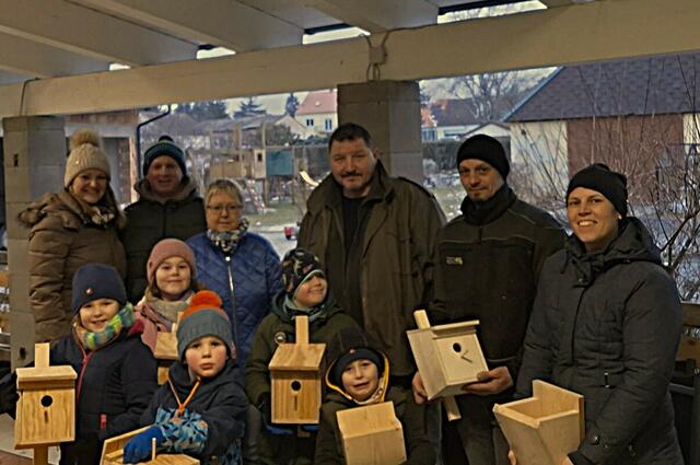 Die Organisatoren Kathrin und Reinhard Degen mit Moritz, Franziska Novak mit Julian, Organisator und Obmann Josef Kohzina, Waidkamerad Gerald Morawek mit Niklas sowie Julia Weindl mit Emilie und Laura.
 | Foto: Weinviertler-Jägerrunde 