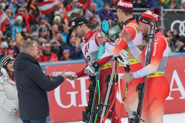 Alpine Skiweltmeisterschaft, Saalbach2025, Ski-WM2025 in Saalbach-Hinterglemm. Abfahrt der Damen, Damenabfahrt. Im Bild: Thomas Stelzer (Landeshauptmann Oberösterreich) mit Vizeweltmeister Vincent Kriechmayr bei der Siegerehrung. Rechts im Bild Weltmeister Franjo von Almen und Alexis Monney | Foto: Land Salzburg / Franz Neumayr