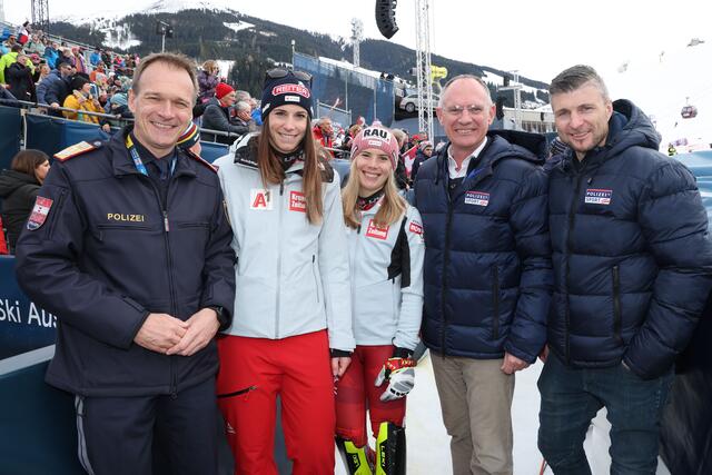 lpine Skiweltmeisterschaft, Saalbach2025, Ski-WM2025 in Saalbach-Hinterglemm. Damen Teamkombination. Innenminister Gerhard Karner besuchte die Teamkombination der Damen sowie den WM-Einsatzstab. Im Bild v.l.: Landespolizeidirektor Bernhard Rausch, Mirjam Puchner (machte Silber in der Abfahrt) und Katharina Liensberger (österreichische Skirennläuferin) sie landeten auf Platz fünf in der Teamkombination der Damen, Innenminister Gerhard Karner und Reinfried Herbst (Spitzensportkoordinator der Polizei und ehem. Weltcupläufer) bei der Teamkombination der Damen | Foto: Land Salzburg / Franz Neumayr
