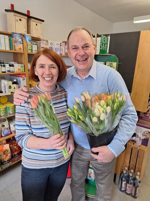 Bürgermeister Josef Rathgeb in der Werkstätte des Diakoniewerks mit Mitarbeiterin Rosi Kastner | Foto: Marktgemeinde Oberneukirchen, privat