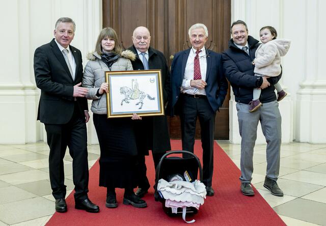 Präsident Otto Kurt Knoll vom »Reitkultur-Verein Weiß-Blau-Gold« (ganz links) präsentiert mit Vereinsmitglied Cornelia Haase (Vertreterin der jungen Generation im Verein), Präsident Franz Kager vom NÖ Pferdesportverband, dem Doyen der Reitkunst Arthur Kottas-Heldenberg (einst Erster Oberbereiter an der Spanischen Hofreitschule) und Vereinsmitglied Otto Hofer (Geschäftsführer von Happy Horse Holzedeleinstreu) mit seiner Tochter das Bild „Severin von Noricum hoch zu Ross“ am 8. Jänner 2025 auf der Kaiserstiege des Stiftes Klosterneuburg.
 | Foto: Imre Antal