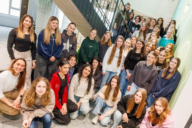 Rund 40 Schülerinnen der HTBLA Kaindorf waren der Einladung zum Mädchenfrühstück ins Grazer Office von Weltmarktführer "Dynatrace" gefolgt. | Foto: © Erwin Scheriau