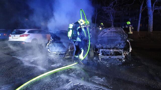 Fahrzeugbrand in Baden: Nach rund zwei Stunden war der Einsatz beendet – die Polizei ermittelt zur Brandursache. | Foto: FF Baden-Leesdorf / Stefan Wagner