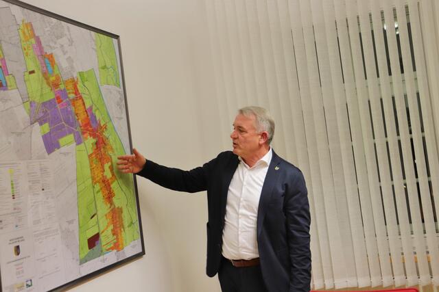 Ein Blick auf die Landkarte zeigt, wie viel des 15,16 km2 umfassenden Ortsgebietes von Kalsdorf Grünflächen sind.  | Foto: Edith Ertl