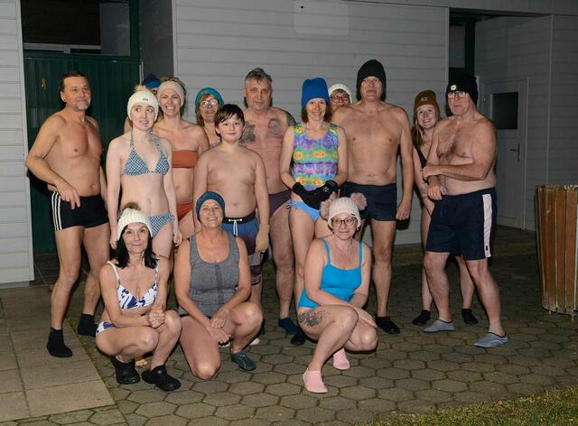 Foto: freundlicherweise zur Verfügung gestellt von Weber Franz  
Der Großteil der Wagemutigen die sich auch in Badebekleidung ablichten ließen.