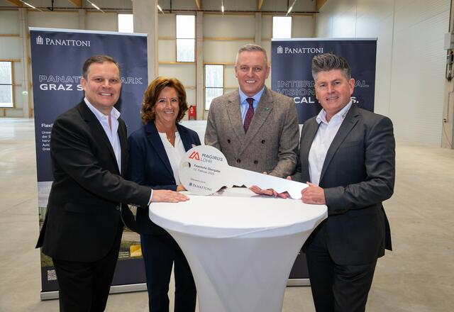 Offizielle Schlüsselübergabe in Hasendorf: Jürgen Winkelbauer, Christa Zengerer, Mario Kunasek, Christian Reisl (v. l.) | Foto: Magirus Lohr