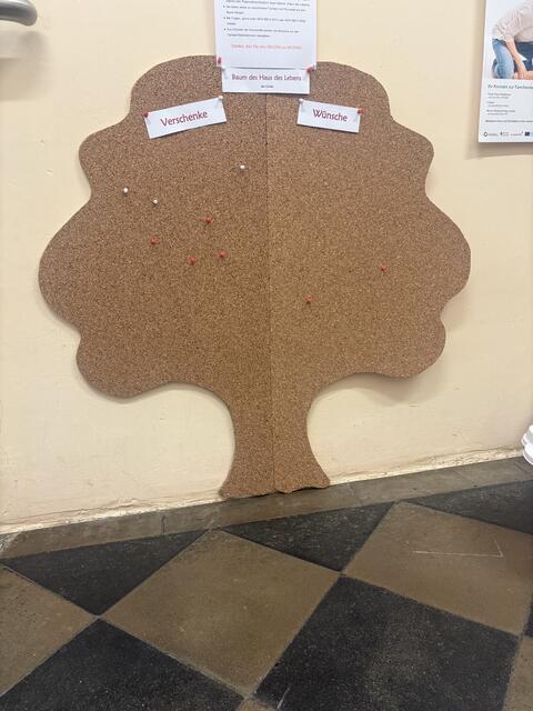 Gerhard Köck gestaltete den Baum im Eingangsbereich vom Haus des Lebens in Voitsberg. | Foto: Spari