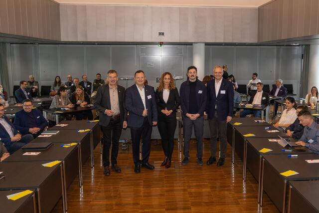 Vizebürgermeister Georg Willi (links) begrüßte im Plenarsaal (v. l. n. r.) Karl-Josef Schubert (Präsident des Tiroler Gemeindeverbands), Soziallandesrätin Eva Pawlata, Christian Zahrhuber (BAWO – Bundesarbeitsgemeinschaft Wohnungslosenhilfe), Siegfried Walch (Management Center Innsbruck) sowie die zahlreichen Teilnehmenden zum Auftakt des breit angelegten Beteiligungsprozesses gegen Obdach- und Wohnungslosigkeit.  | Foto: M. Freinhofer