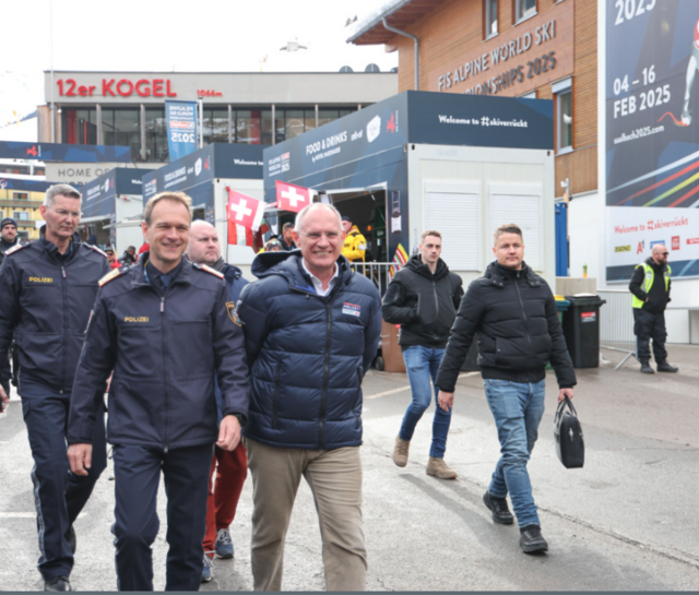 BMI Gerhard Karner mit Einsatzkräften unterwegs | Foto: Land Salzburg / Franz Neumayr