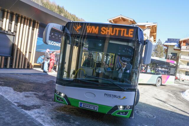 Zuschauer auf der Anreise zu den Rennen nach Hinterglemm mit dem Shuttlebus am Busterminal Hinterglemm; | Foto: Land Salzburg / Franz Neumayr