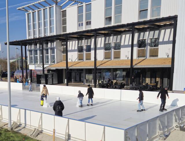 Direkt neben dem Vario Center gibt es eine Eisfläche.  | Foto: Vario Center