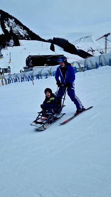 Der kleine Junge im Bi-Ski genoss die Abwechslung an der frischen Luft mit Christian Tschernutter. | Foto: privat