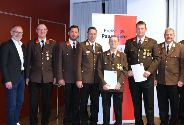 Ehrungen mit Bürgermeister Reinhold Flörl, Kommandant-Stellvertreter Anton Schlechter, Kommandant Andreas Paluc, Bezirks-Kommandant Andreas Schroll, Hermann Achhorner (50 Jahre), Johannes Schlechter (25 Jahre), Abschnitts-Kommandant Michael Schenk (v. li.).
 | Foto: Roswitha Wörgötter