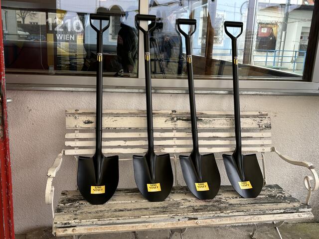 "Es wird eigentlich faktisch alles saniert, was einen Sportplatz ausmacht", unterstreicht der Sportstadtrat Peter Hacker (SPÖ). | Foto: Ronja Reidinger/MeinBezirk