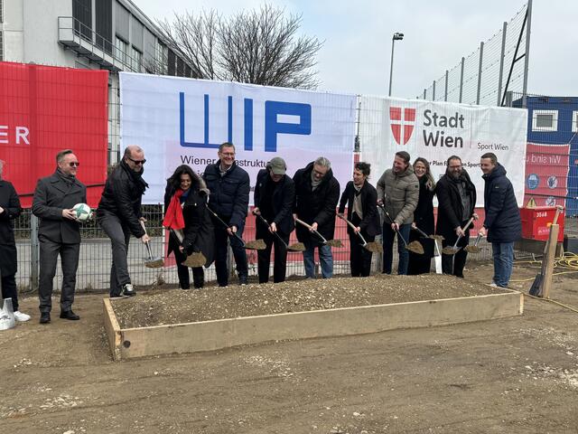 Freitagvormittags kam es zu einem feierlichen Spatenstich am Platz des Vereines "1210 Wien".  | Foto: Ronja Reidinger/MeinBezirk