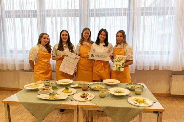 Valentina Mörtl, Maria Grubmüller, Vanessa Buchmayr, Nina Krebs und Leonie Guggenberger (v. li.),  Schülerinnen des 4. Jahrganges der HLW Braunau, haben vegane und vegetarische Speisen zubereitet. | Foto: Julia Liedl