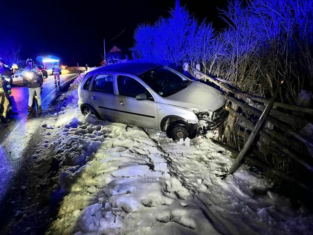 Am Mittwochabend, 12. Februar 2025, ereignete sich auf der B99 im Gemeindegebiet von St. Michael im Lungau ein Verkehrsunfall. Die örtliche Feuerwehr war bei den Aufräum- und Bergungsarbeiten im Einsatz. | Foto: Freiwillige Feuerwehr (FF) St. Michael