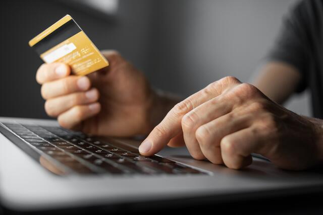 Eine 65-Jährige aus dem Bezirk Imst wurde Opfer eines Anlagebetrugs. Sie überwies, nachdem sie über eine Internetplattform auf eine vermeintliche Investitionsmöglichkeit aufmerksam wurde, einen vierstelligen Eurobetrag an einen angeblichen Finanzberater.  | Foto: stock.adobe.com/at/kite_rin / Symbolbild