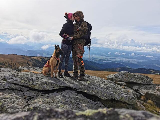 In ihrer Freizeit sind Sophie und Kalle mit Hündin Fanti oft aktiv - vor allem das Wandern verbindet die beiden. | Foto: Privat