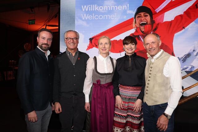 Vlnr.: Landeshauptmannstellvertreter Stefan Schnöll, Atomic-Geschäftsführer Wolfgang Mayerhofer, ÖSV-Präsidentin Roswitha Stadlober, Astrid Sterhanig-Staudinger (Geschäftsführerin Österreich Werbung) und Leo Bauernberger (Geschäftsführer Salzburger Land Tourismus) im Home of Snow. | Foto: Land Salzburg/Franz Neumayr