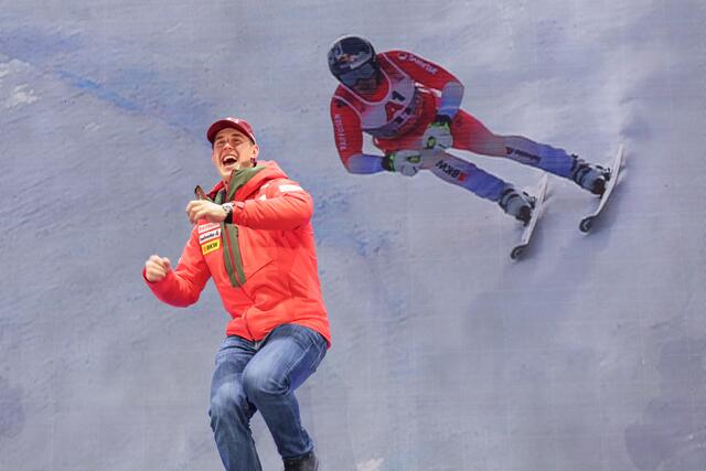 Franjo von Allmen kürt sich nach der Goldmedaille in der Abfahrt zum Doppel-Weltmeister. | Foto: Land Salzburg/Neumayr/Leopold
