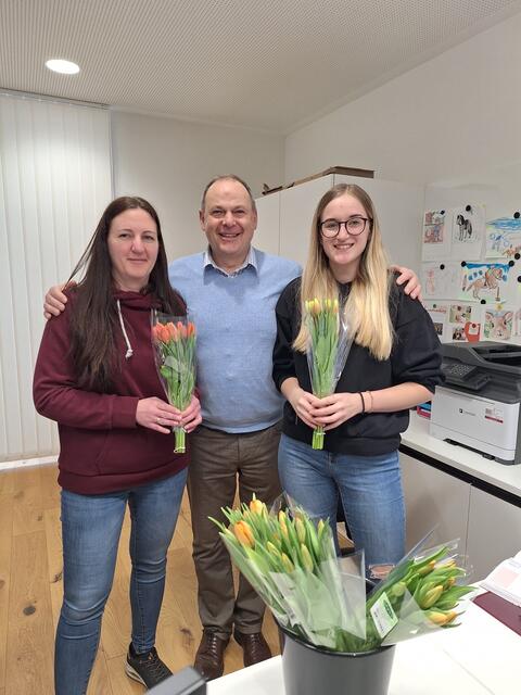 Bürgermeister Josef Rathgeb bedankte sich auch herzlich für die gute Zusammenarbeit bei seinen Mitarbeiterinnen am Marktgemeindeamt. | Foto: Marktgemeinde Oberneukirchen, privat