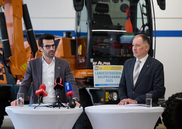 Verkehrslandesrat LH-Stellvertreter Udo Landbauer (li.)bei der Pressekonferenz zur Ausarbeitung des Straßenbauprogramms 2025 mit den Schwerpunkten in Bezirk sowie Stadt Krems | Foto: NLK Pfeiffer