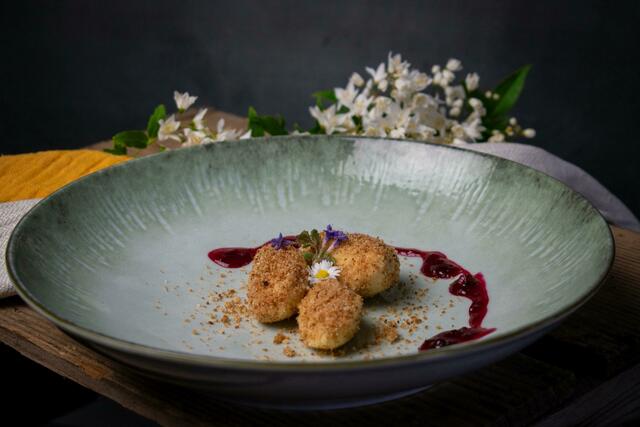 Süße Grießnockerl mit Nussbrösel und Beerenkompott | Foto: Julia Liedl