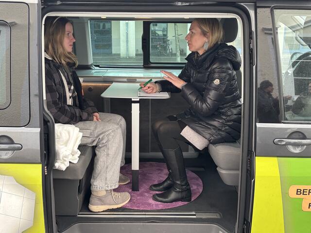 Junge Frauen stehen vor besonderen Herausforderungen auf dem Arbeitsmarkt. Mit der neuen Initiative EMMY setzt das AMS Niederösterreich gezielt auf Unterstützung und mobile Beratung. | Foto: Werilly