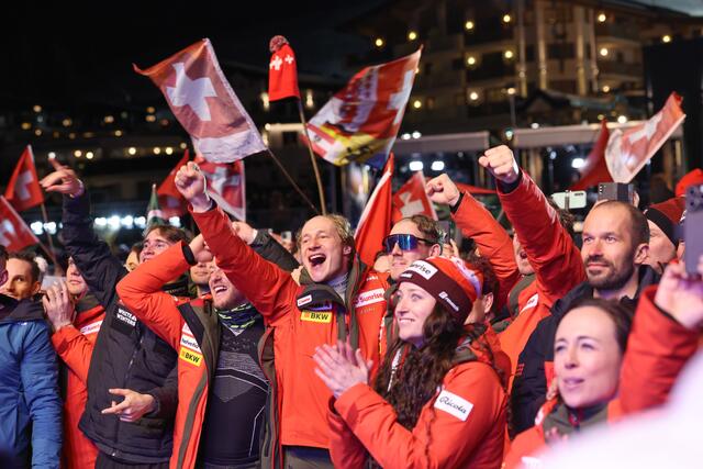 Schweizer Jubel: Sie sicherten sich den kompletten Medaillensatz mit Gold, Silber und Bronze in der Team-Kombination
 | Foto: Land Salzburg/Neumayr/Leopold