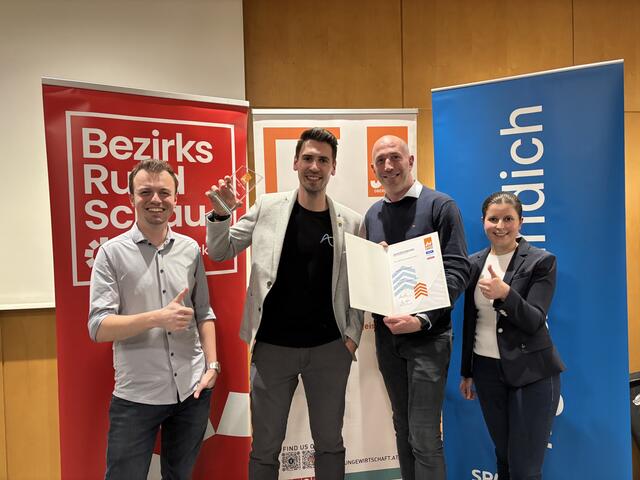 Gründerpreis-Träger 2024: Moritz Aschauer und Franziska Scheuwimmer von der Jungen Wirtschaft Perg gratulieren Michael Zellinger und Ronald Gattringer von der autonomize GmbH. | Foto: MeinBezirk Perg/Köck