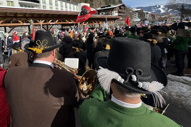 Alpine Skiweltmeisterschaft, Saalbach2025, Ski-WM2025 in Saalbach-Hinterglemm, im Bild: der Fanmarsch durch Hinterglemm vor der Herrenabfahrt. | Foto: Land Salzburg / Melanie Hutter